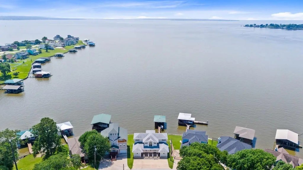 650 Dove Island, Livingston