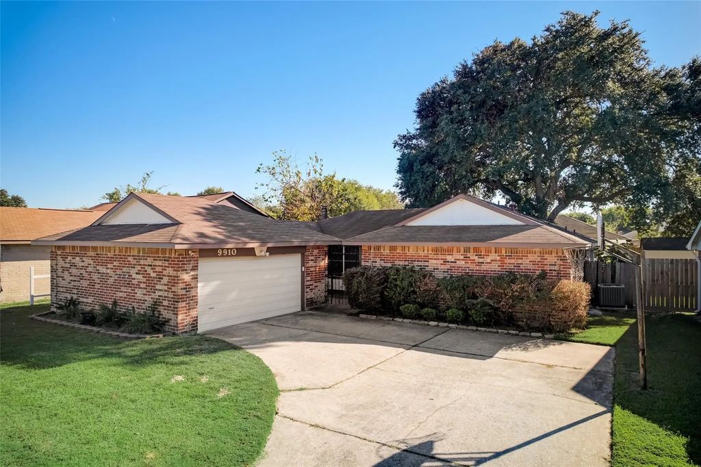 9910 Willmont Road, La Porte