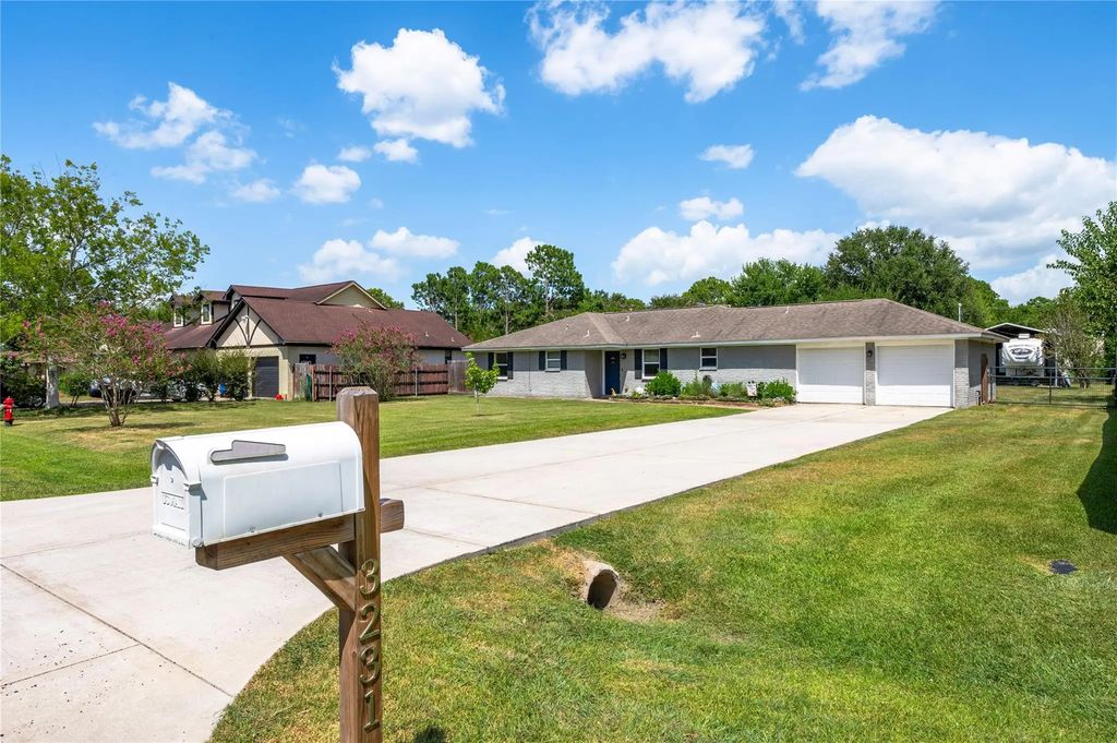 3231 W Meadow Lane, Dickinson