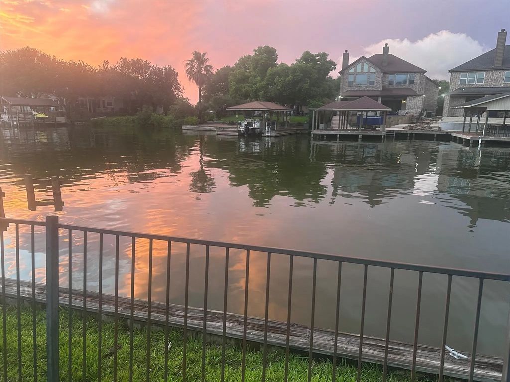Lot 11 Shoreline, Willis