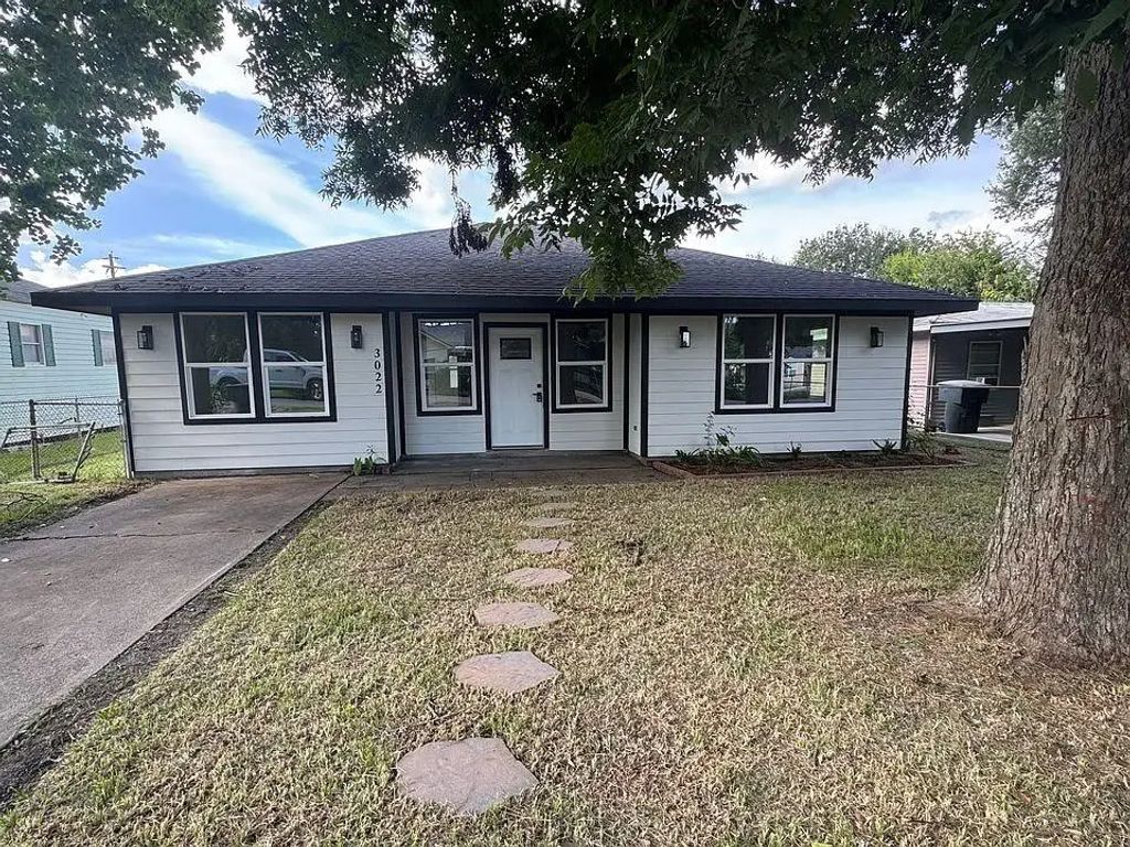 3022 South Drive, Groves