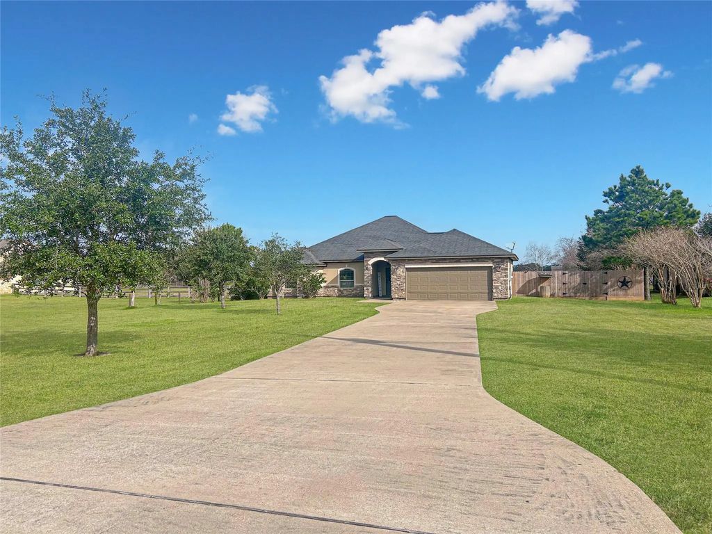 626 Sunset Trail, Angleton