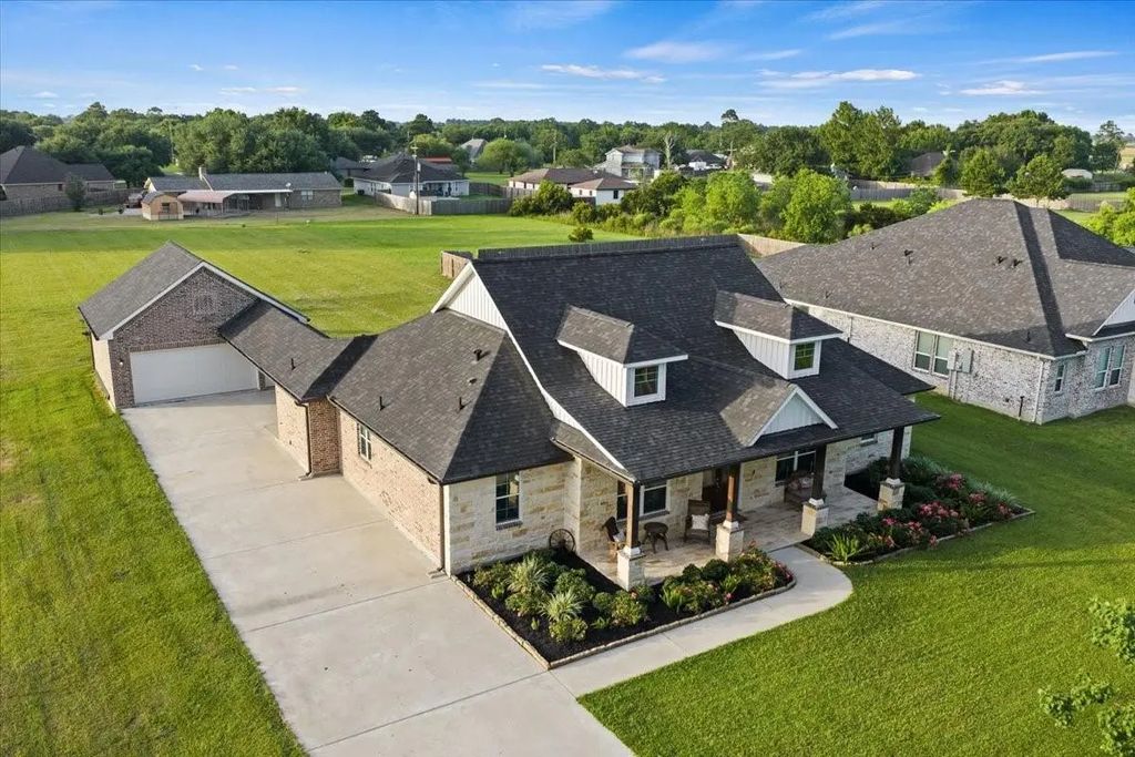 907 Oak Street, Anahuac