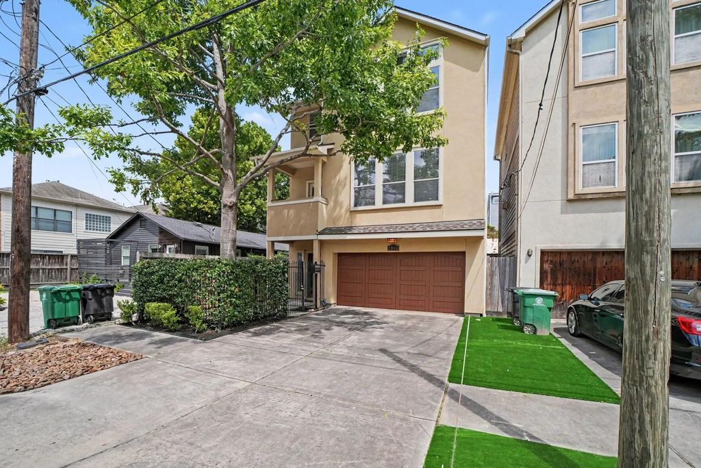 5806 Larkin Street, Houston