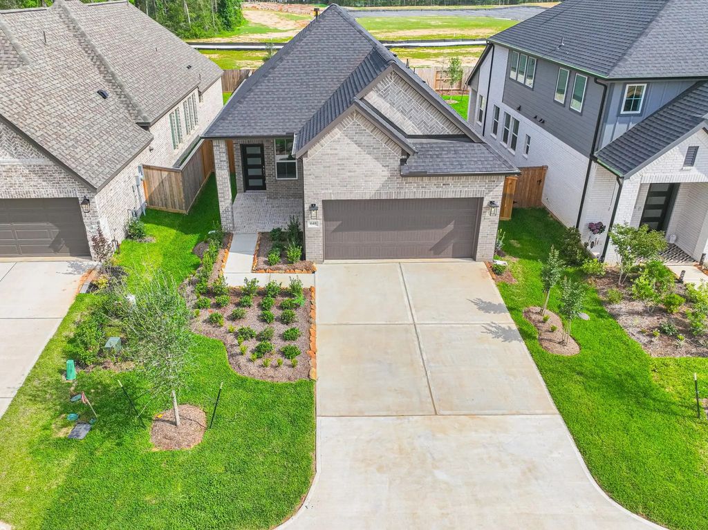 648 Crested Duck Court, Willis