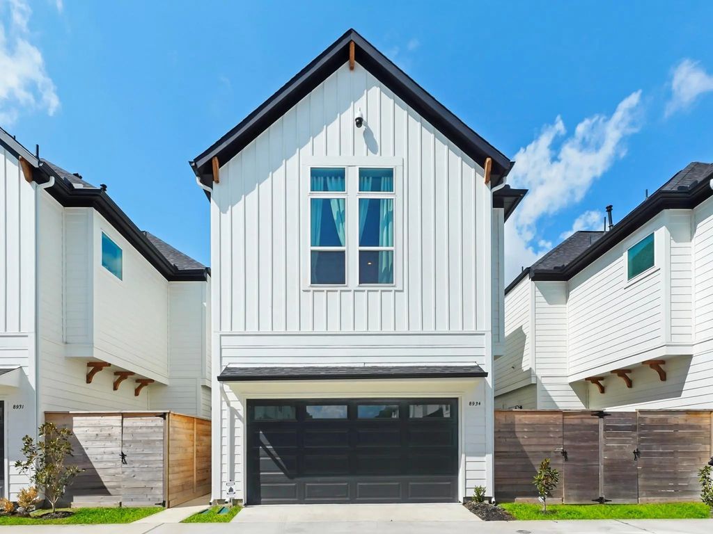 8934 Knoll Villas Street, Houston