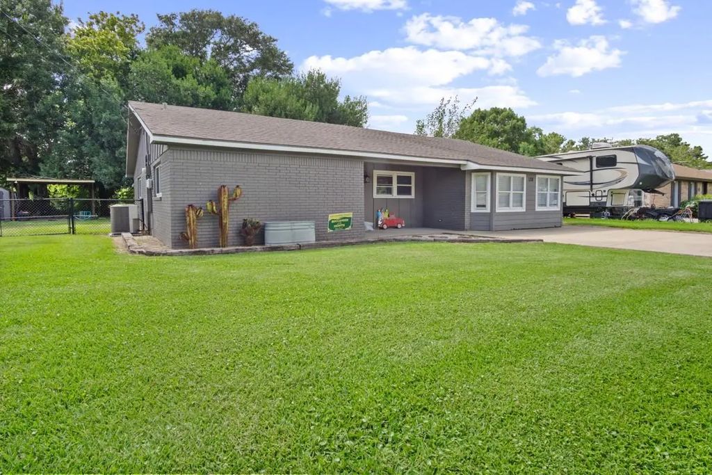 138 N Lake Drive, Winnie