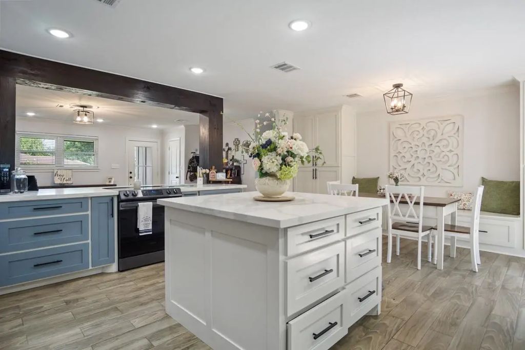 138 N Lake Drive, Winnie