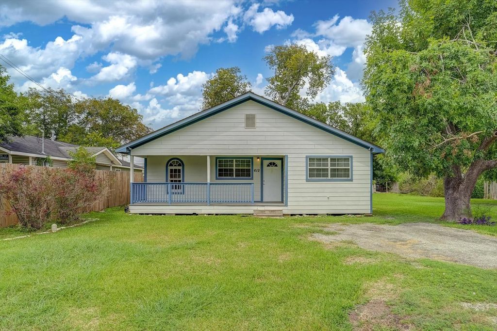 612 Harvey Street, Clute