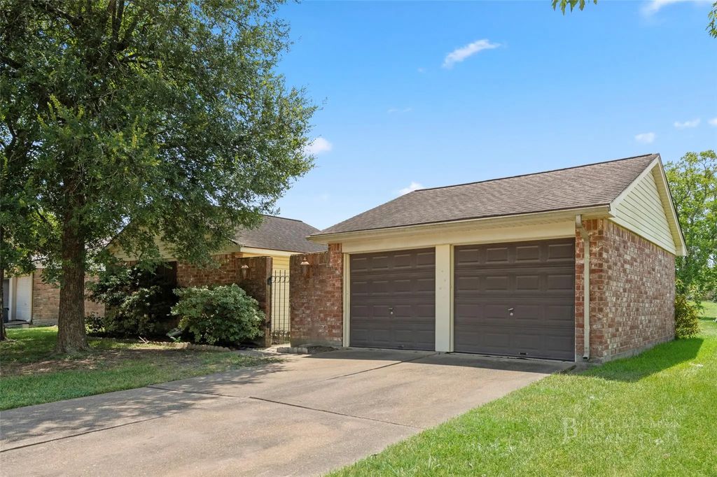 422 W Castle Harbour Drive, Friendswood