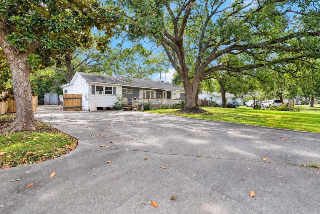 1303 Lake Road, La Marque