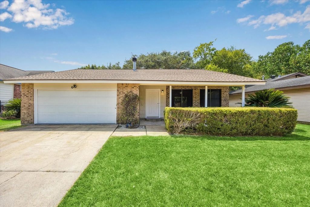 229 E Forest Avenue, Shoreacres
