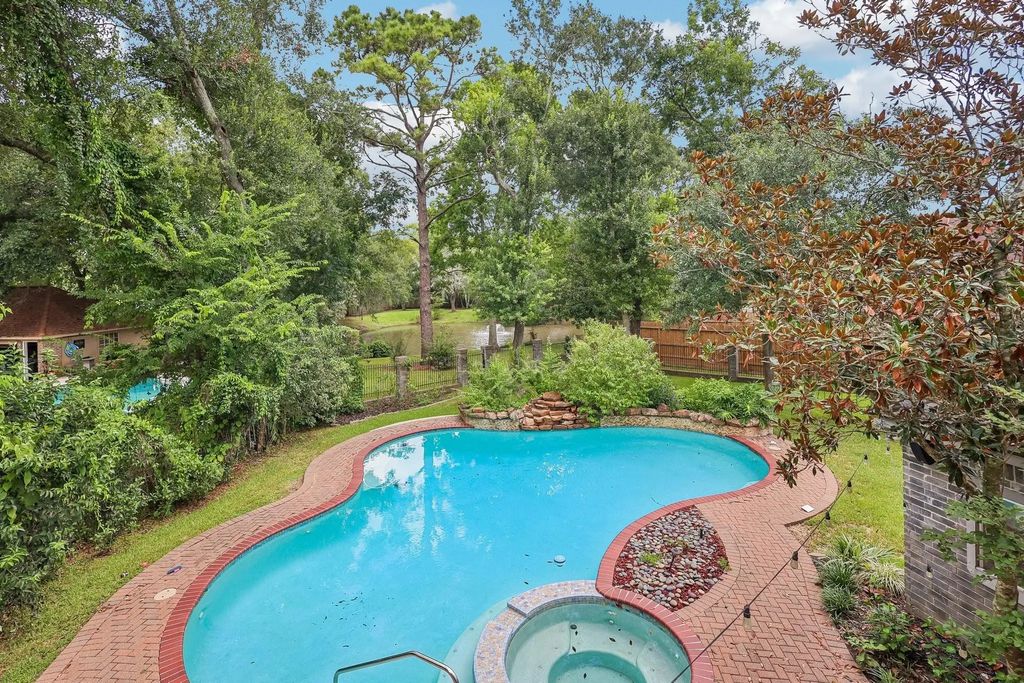 907 Remington Court, Friendswood