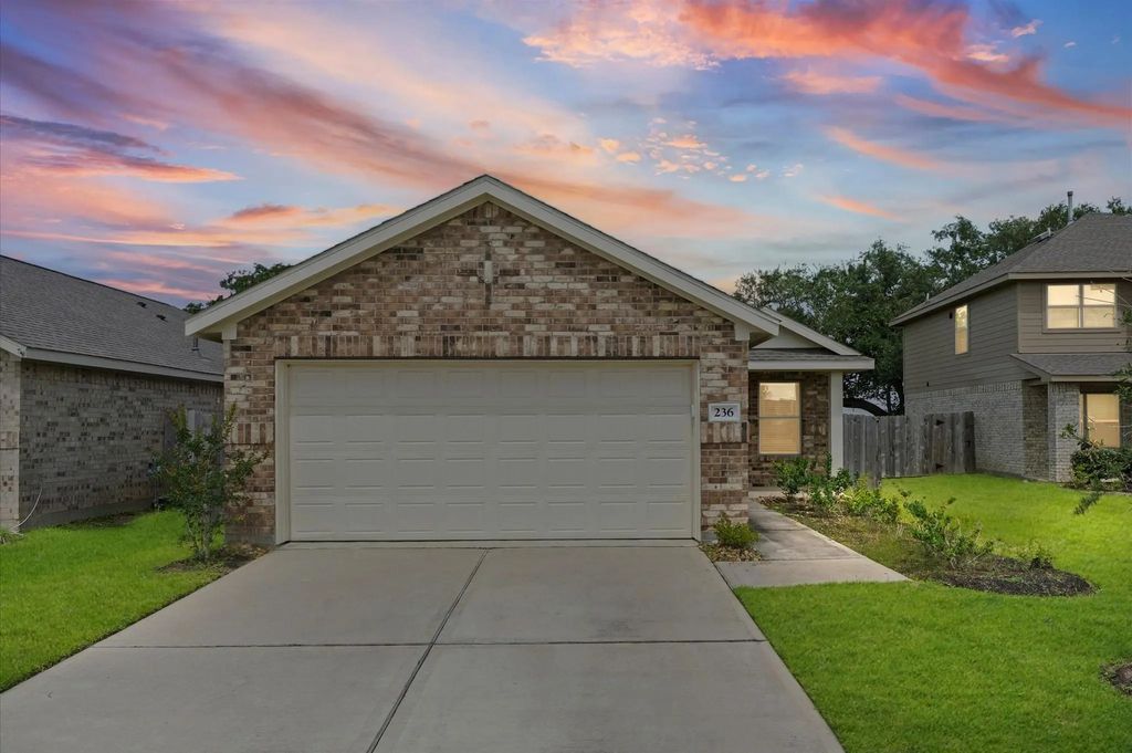 236 Bennett Loop, Angleton