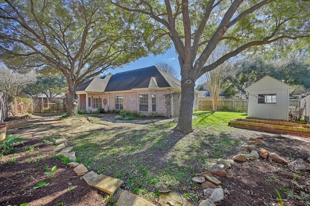 2104 Creekwood Lane, Brenham