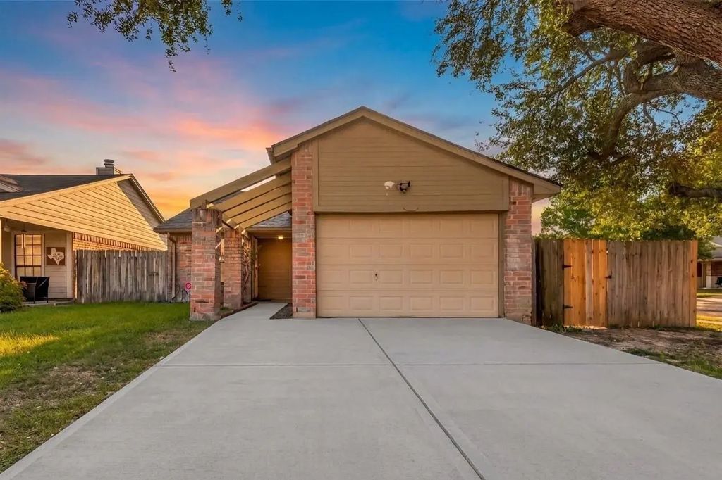 7102 Village Lake Dr, Cypress