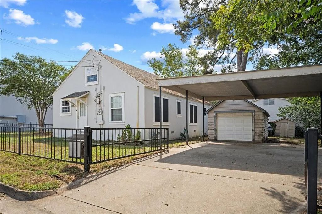 206 S Monroe Street, La Grange