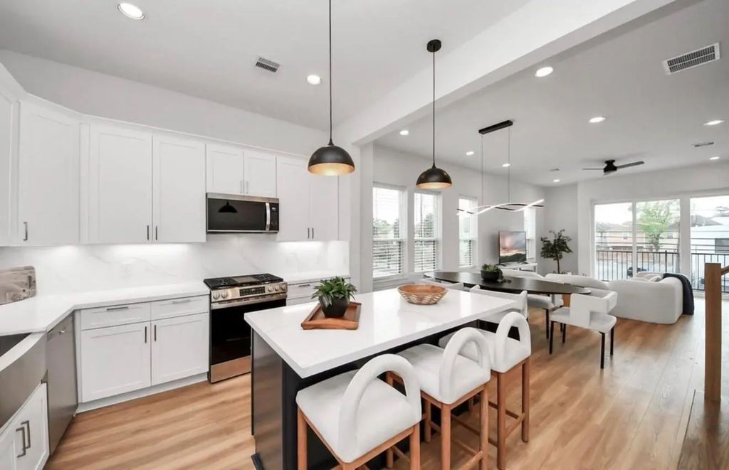 2428 Ella Boulevard, Houston