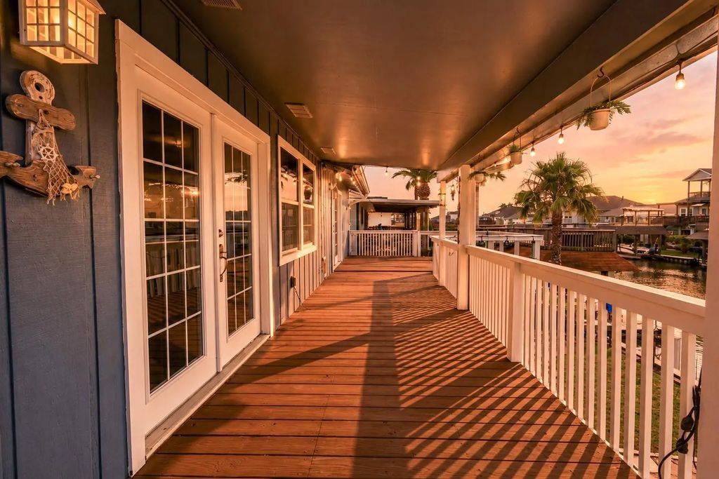 579 Warsaw Street, Bayou Vista