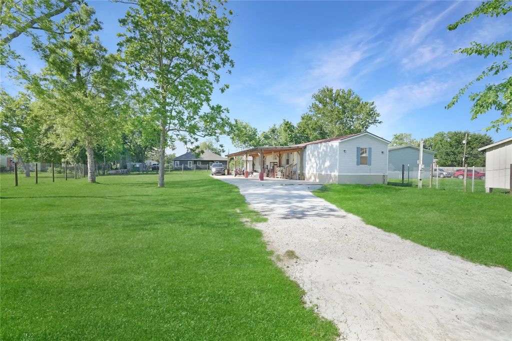 639 Reuben White Drive, Crosby