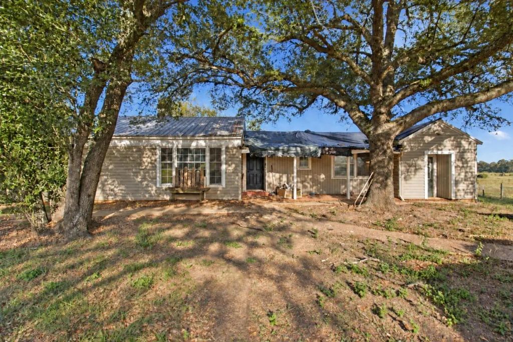 920 County Road 2603, Alto