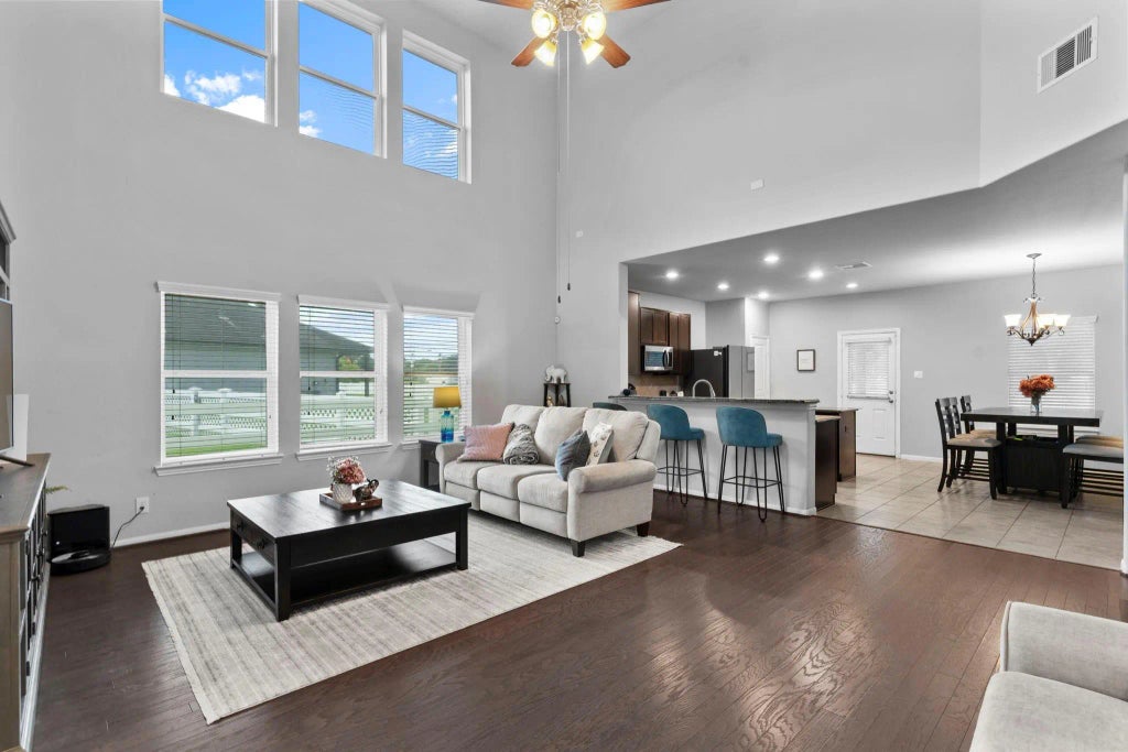 49 Upper Borondo, La Marque