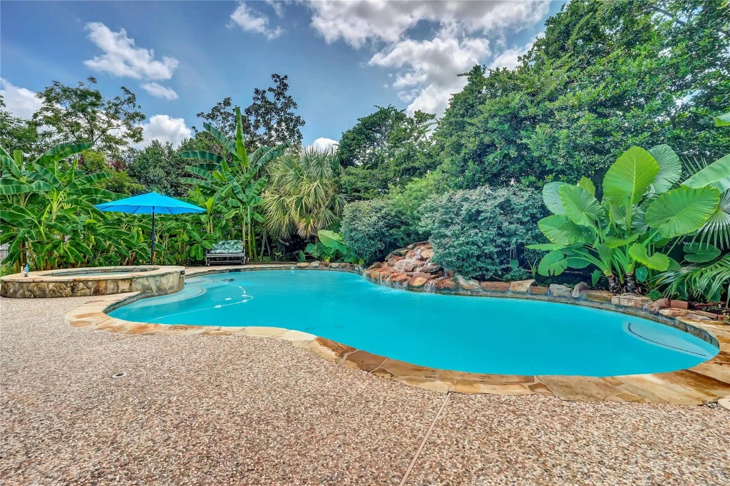 2202 Town Oaks Drive, Houston