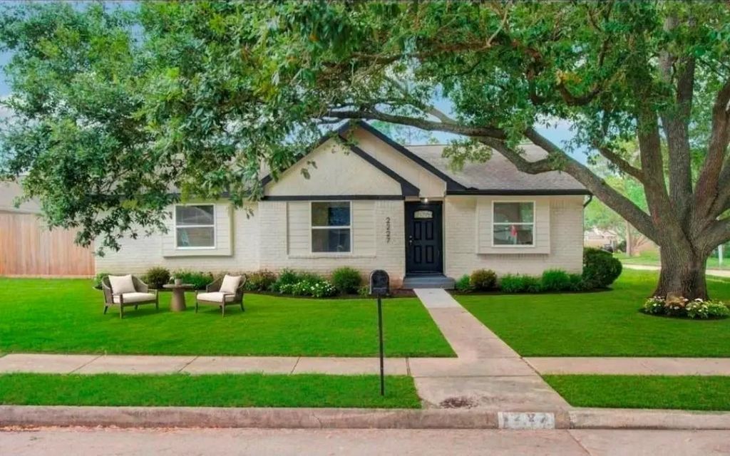 2227 Cherry Bend Dr, Houston