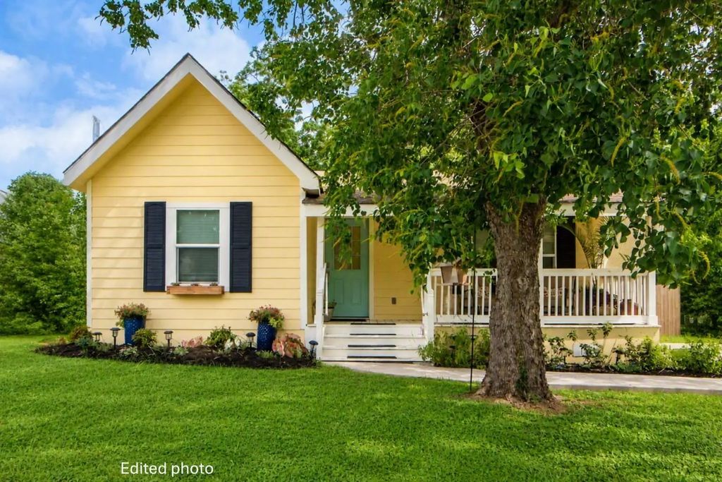 1105 E Alamo, Brenham