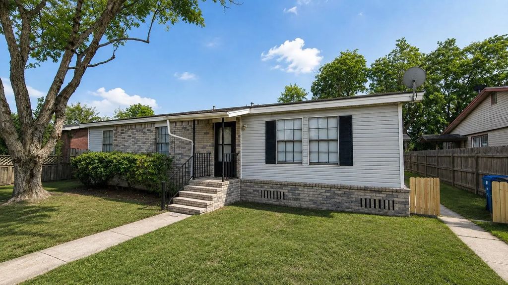 9 Carol Court B, Brookshire