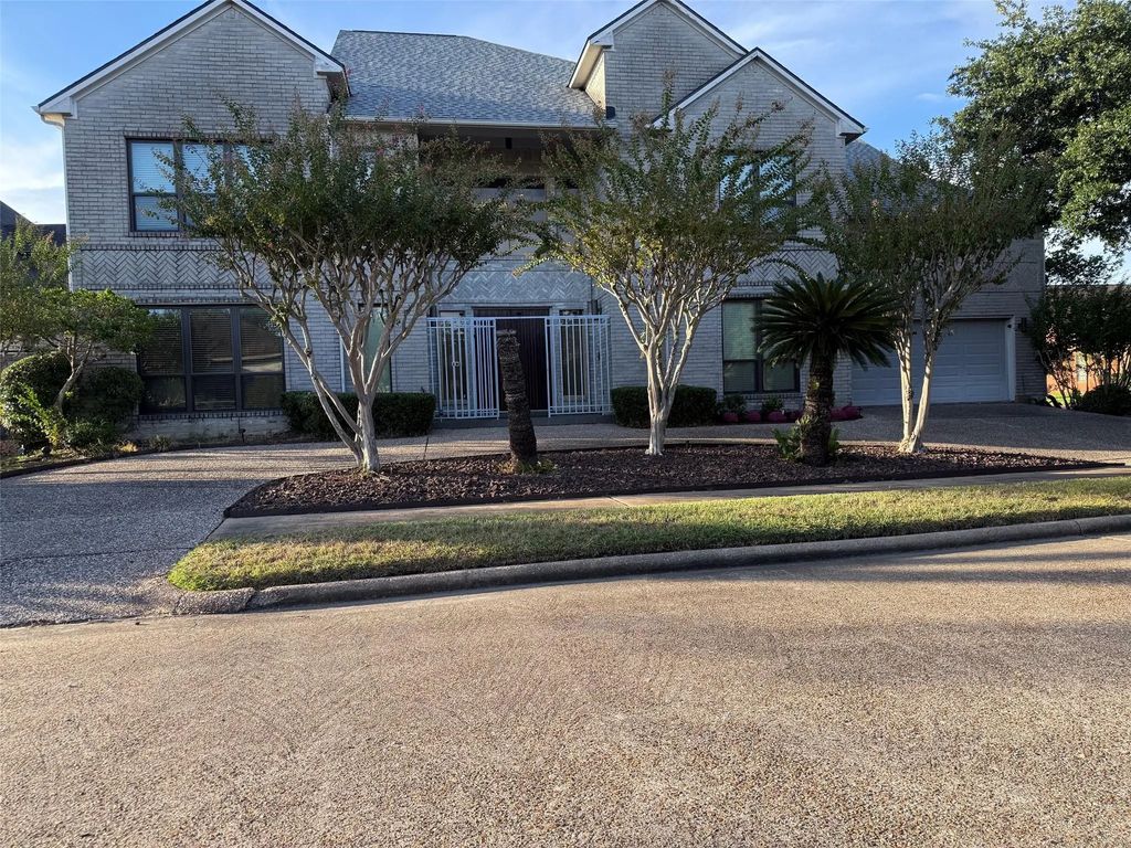8102 Lake Edge Court, Houston