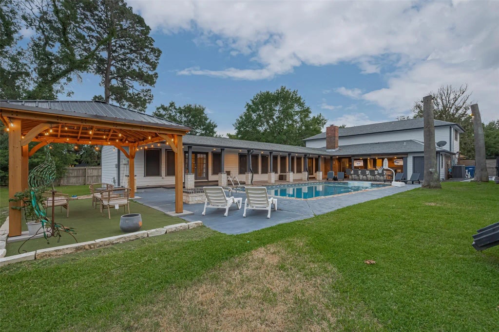 218 Beaumont Drive, Magnolia