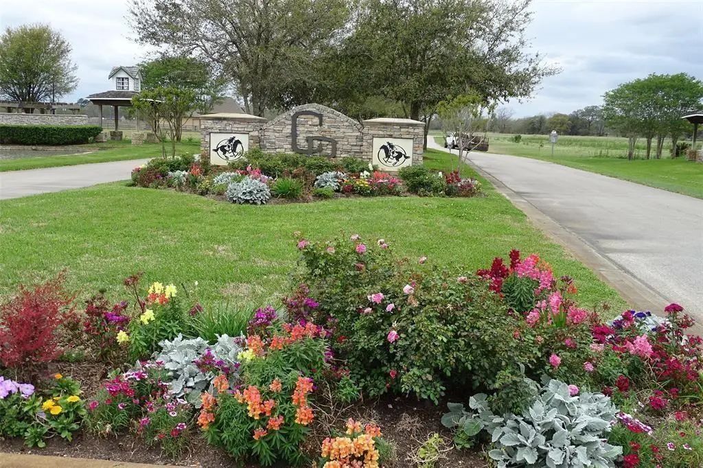702 County Road 34, Angleton