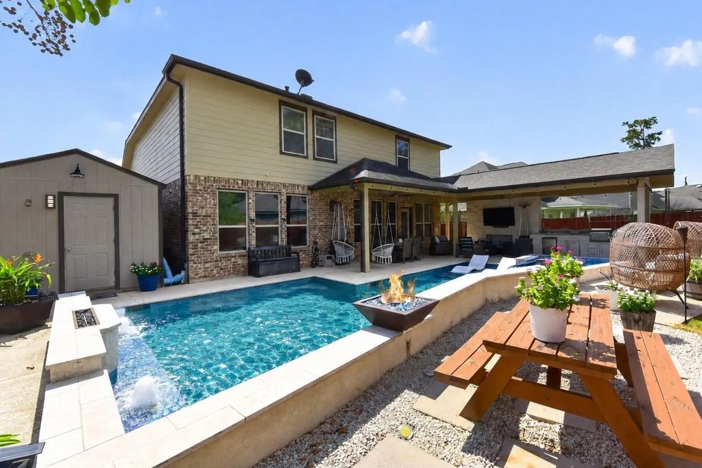 802 S Chamfer Way, Crosby