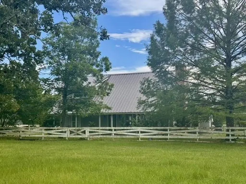 8112 County Road 146, Bedias