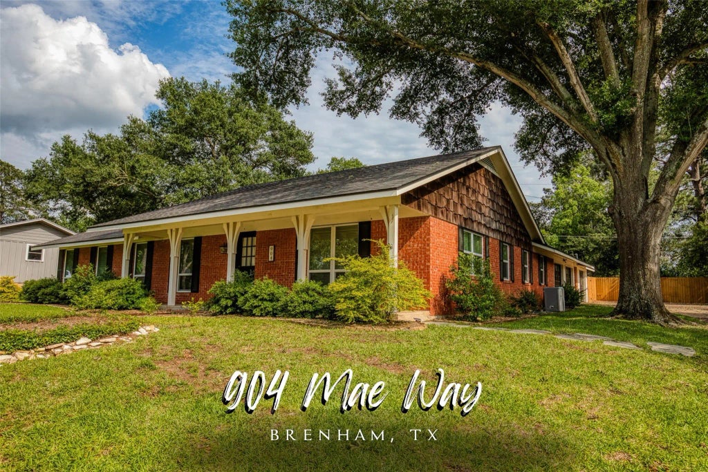 904 Mae Way, Brenham