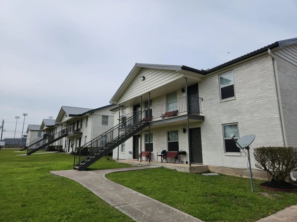 100 Lamar Street 9, Willis
