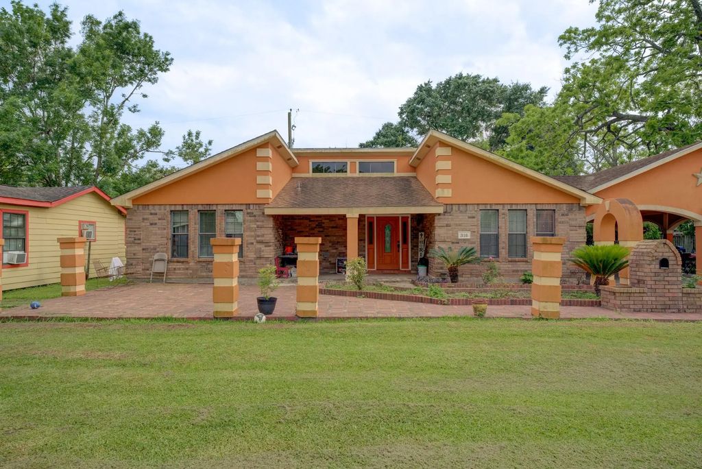 316 Hickman Lane, Angleton
