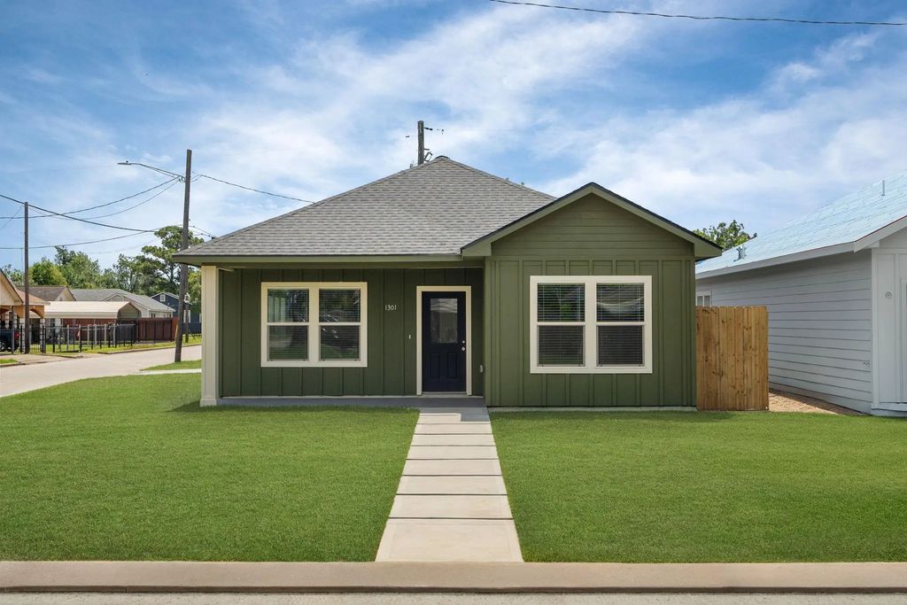 1301 Hawthorne Street, Baytown
