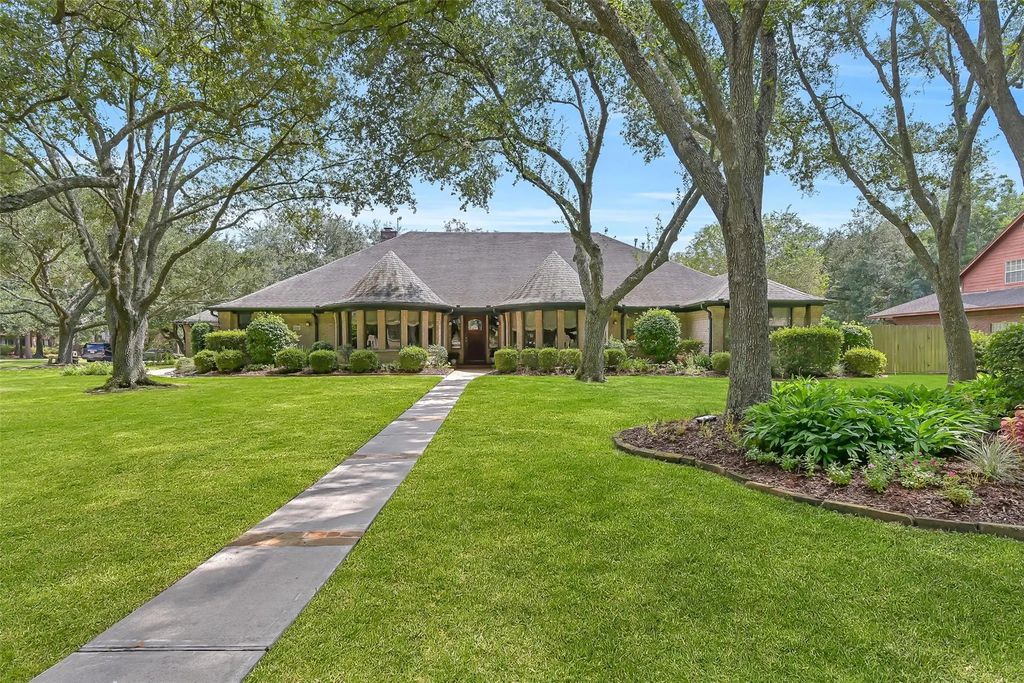203 W Spreading Oaks Avenue, Friendswood