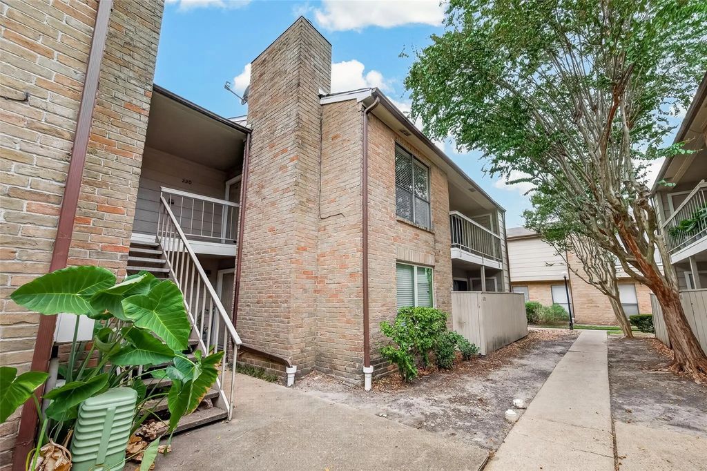 2120 Wilcrest Drive 220, Houston