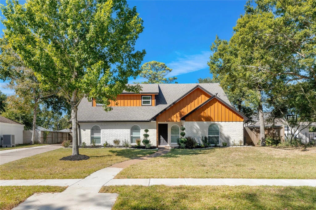 1119 Woodland Drive, El Lago