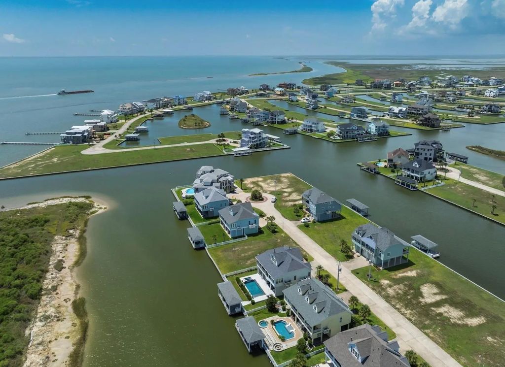 55 Water Key, Hitchcock