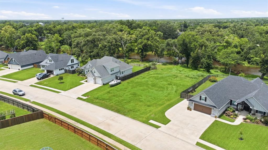 208 Creekside Lane, Lake Jackson