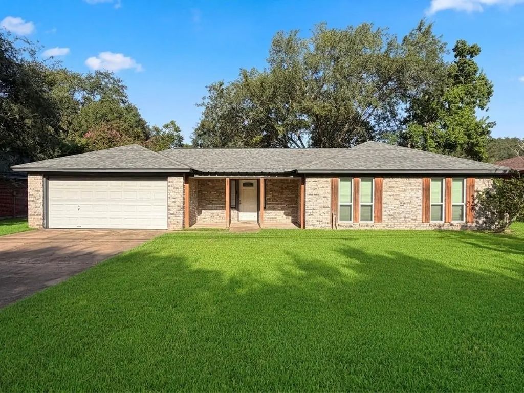 1809 N Valderas Street, Angleton