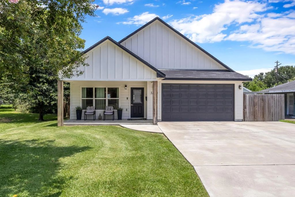 3220 Ash Avenue, Groves