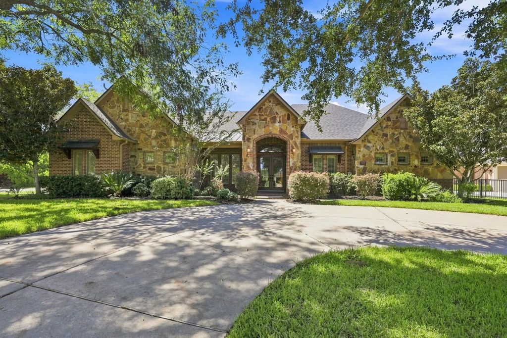 5411 Woodbury Street, Weston Lakes