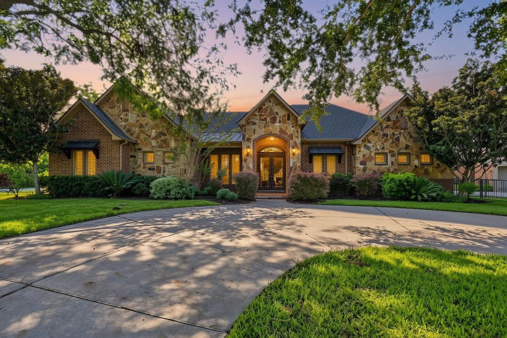 5411 Woodbury Street, Weston Lakes