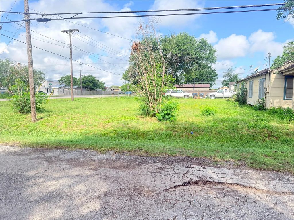 101 Carl Street, Refugio