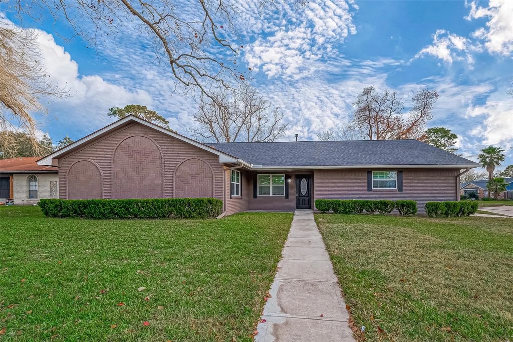 909 Oak Vista Court, Friendswood